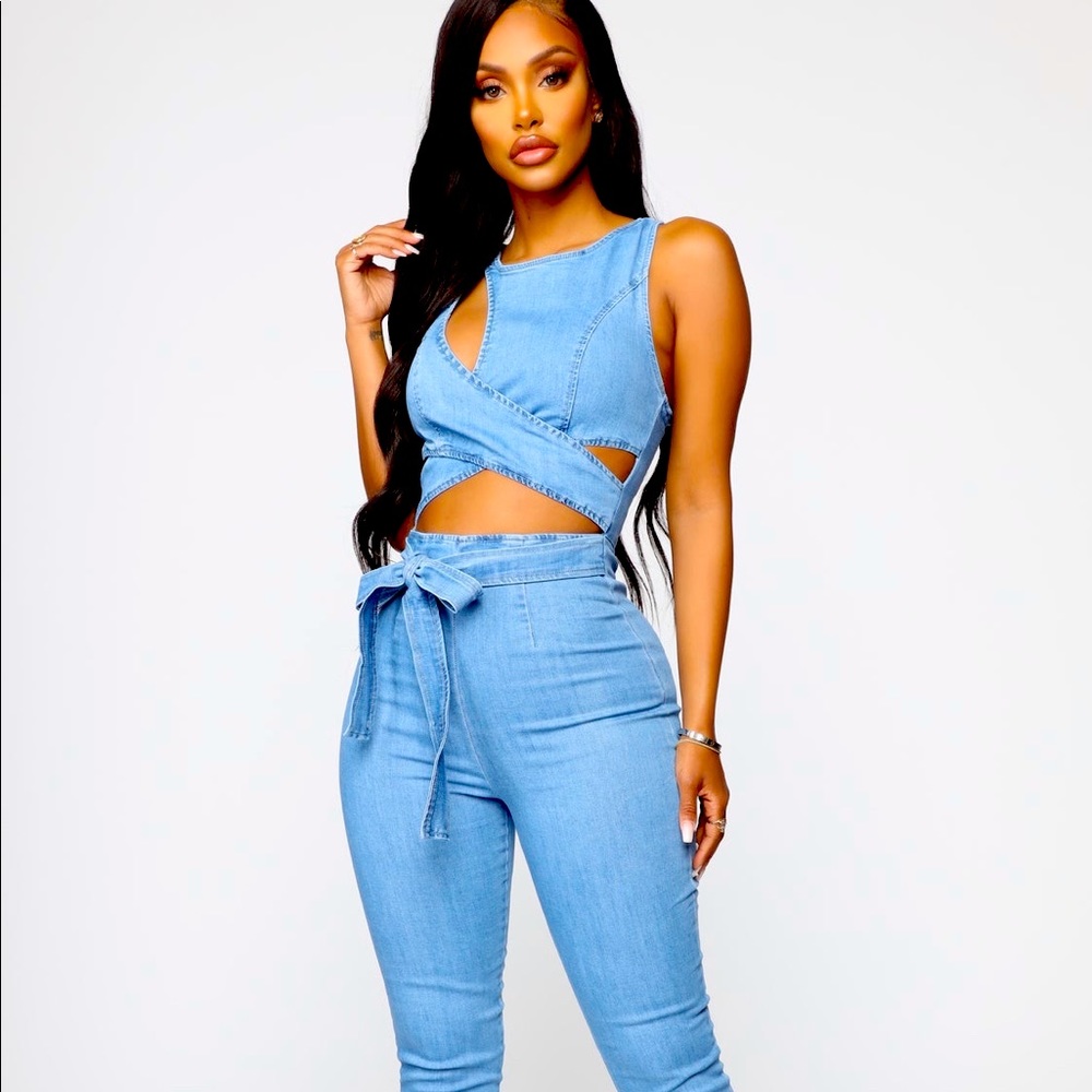 💙💙FASHION NOVA💙💙 MEDIUM💙 1 piece Jean Romper💙 NWT